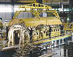 Il personale  dellAlenia Aeronautica durante lassemblaggio di un boeing 